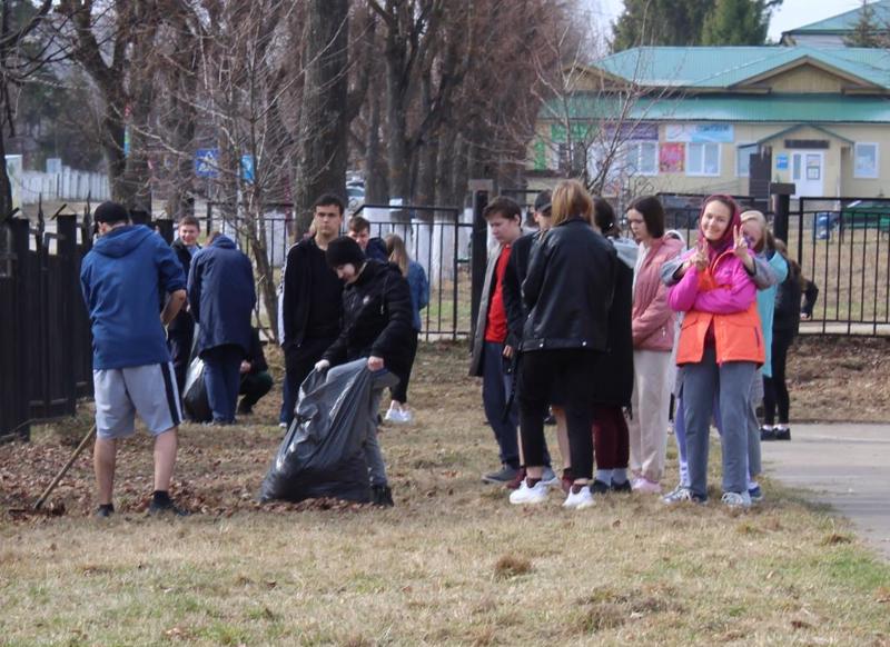 Волонтеры благоустройства гимназии на Всероссийском субботнике.
