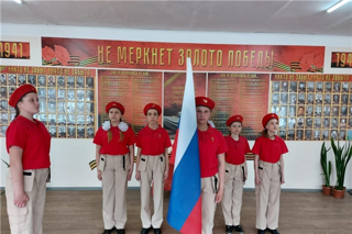 В Ахматовской школе состоялось открытие стенда, посвященного ветеранам Великой Отечественной войны «Не меркнет золото Победы»