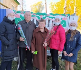 Волонтеры МБОУ «Егоркинская СОШ»  поздравили ветеранов педагогического труда  с Днем учителя.
