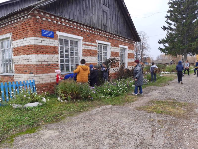 В рамках месячника по санитарно – экологической очистке в школе продолжается компания по уборке территории