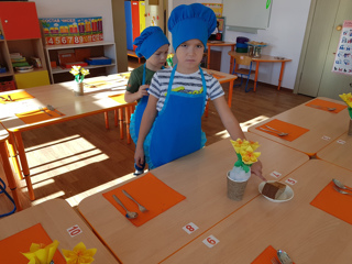Дежурство по столовой - одна из форм организации труда детей