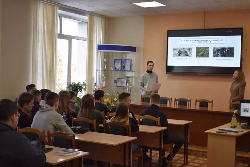 Активисты Зеленого движения помогают птицам