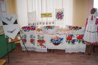 Выставка «Асамлǎ тӗрӗ тӗнчи», которая посвящена Дню чувашской вышивки