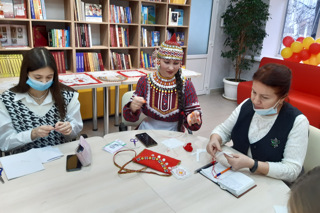 Обучающиеся 8 «в» класса приняли участие в мастер-классе по вышиванию от Дины Тряковой