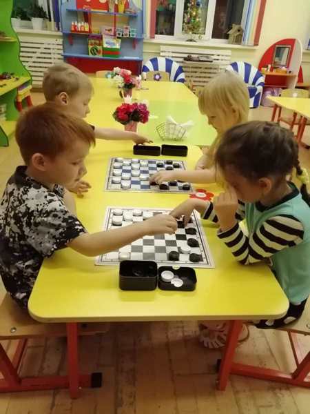 Учимся играть в шашки