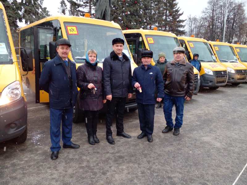 Две школы получили новые школьные автобусы