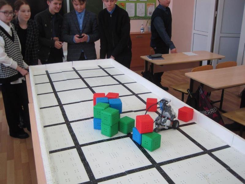 Команды 7-8 классов готовятся к соревнованиям по робототехнике «Прохождение лабиринта».