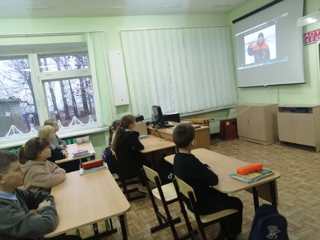 Учащиеся Ахматовской школы приняли участие в онлайн-уроке “Осторожно, тонкий лёд”, который был организован сотрудниками МЧС.