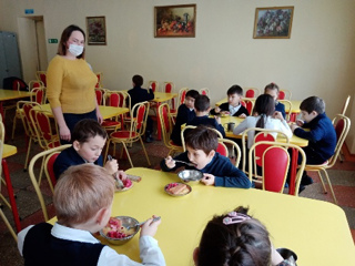 Проект «Завтрак с директором» помогает улучшить школьное питание.