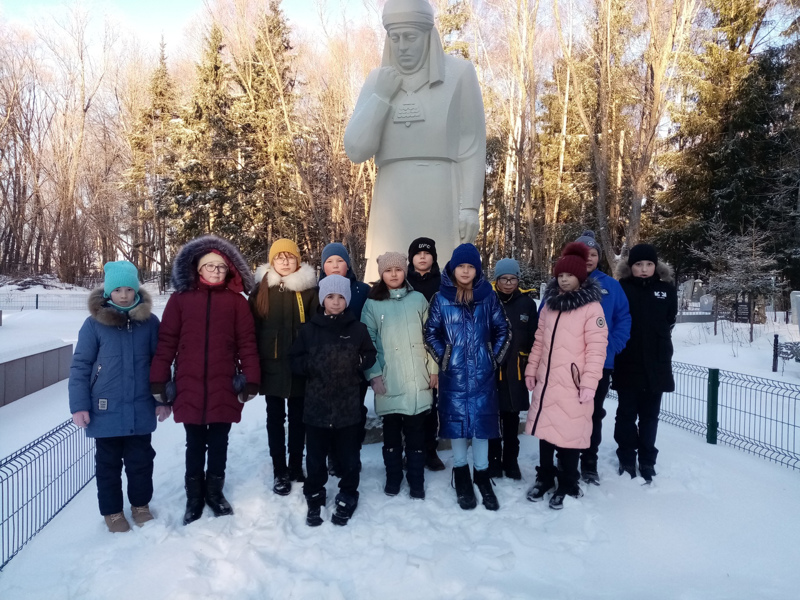 Пятиклассники на мемориале  «Трагедия Эльбарусовской  школы, 1961г»