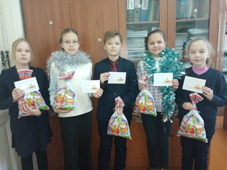 Отличники Гимназии №1 г. Ядрин получили от Главы Ядринской районной администрации сладкие подарки