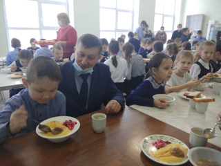 В Урмарской школе продолжается реализация проекта «Завтрак с директором»