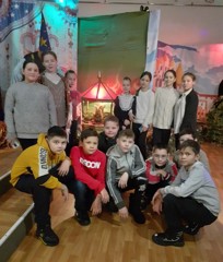Учащиеся 5-а класса средней школы №7 города Канаш вместе с классным руководителем Егоровой Л.А посетили выставку  восковых фигур «Лукоморье» из Санкт-Петербурга