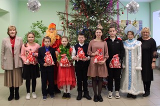 Вручили новогодних подарков администрации Красночетайского района