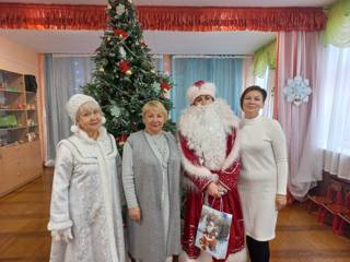Дед Мороз и Снегурочка поздравили сотрудников детского сада
