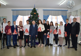 Отличники учебы и активисты Красночетайской школы получили новогодние подарки
