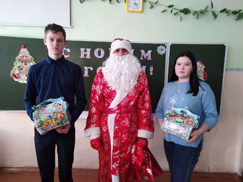 В Стемасской школе талантливым детям вручены новогодние подарки