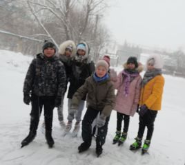 Легкая метелица не испугала учеников 7 б класса, которые давно запланировали первый день зимних каникул отметить совместным катанием на коньках