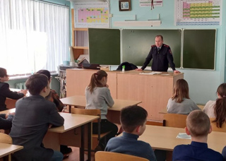 Встреча учащихся 5-8 классов с инспектором ПДН Евгением Карповым