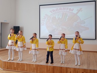Юные вокалисты продолжили школьный конкурс музыкального и хореографического творчества  "Юные таланты"