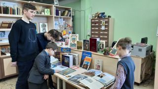 В библиотеке гимназии оформлена выставка «Славься, земля Алатырская»