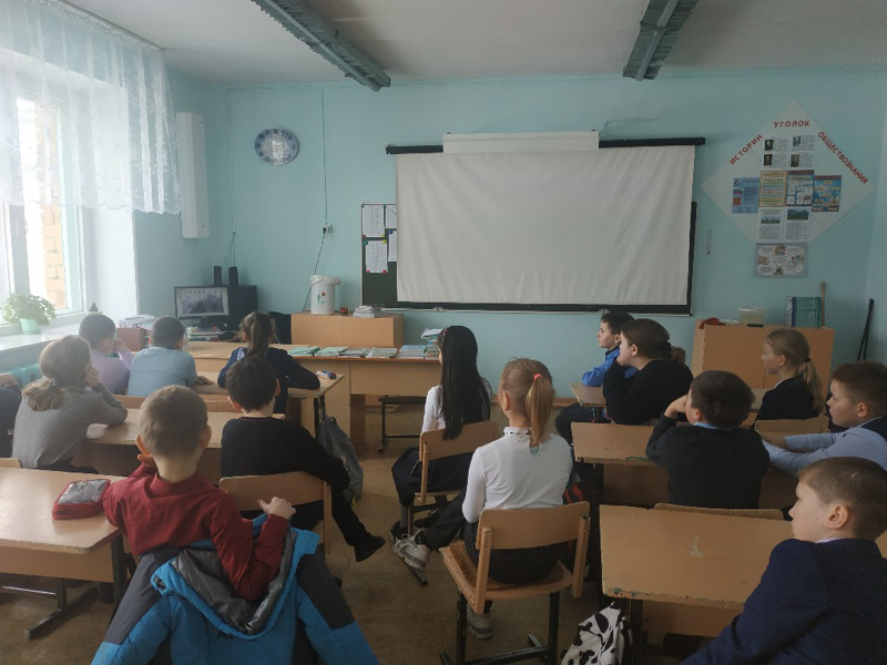 В школе прошли тематические уроки истории и обществознания по теме «Братство славянских народов»