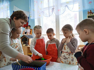 "Раз, два, три, четыре, пять Мы собрались лук сажать!"