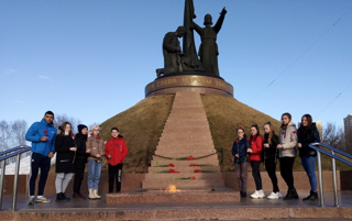Члены поискового  отряда «Горячие сердца" и активисты школы возложили цветы к Монументу Славы