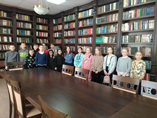 Сотрудники Центральной районной библиотеки для учащихся Приволжской школы организовали экскурсию-знакомство «БиблиоКомпас»