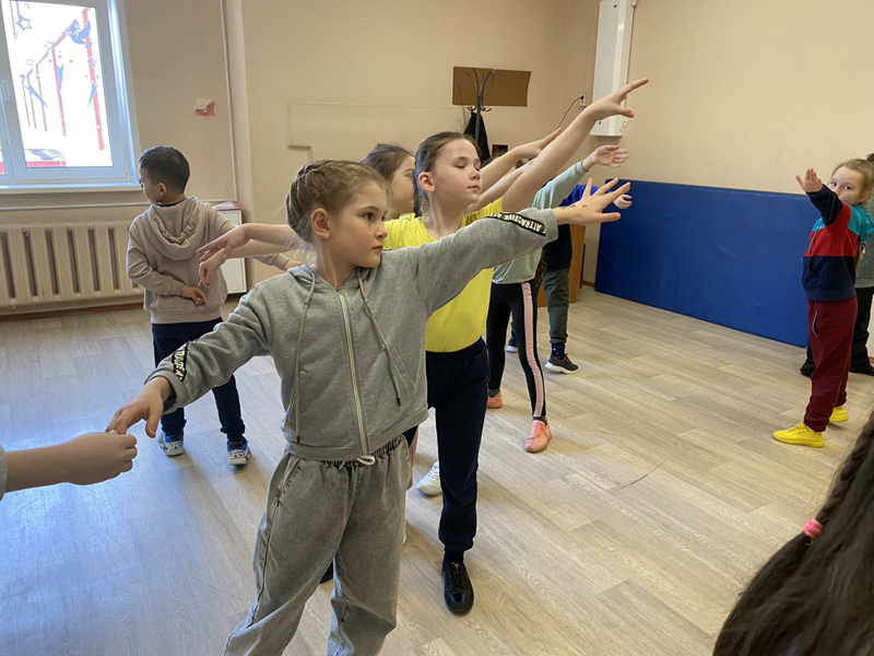На весенних каникулах ученики школы 40 г. Чебоксары занимаются хореографией
