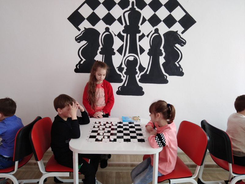 Занятия кружка "Юный шахматист" проводятся и в каникулярное время