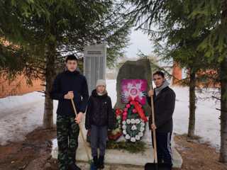 Юнармейцы проводят мероприятия по благоустройству памятников павшим воинам в Великой Отечественной войне