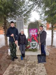Юнармейцы проводят мероприятия по благоустройству памятников павшим воинам в Великой Отечественной войне