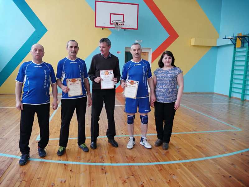 Наша мужская команда - победитель по волейболу среди педагогических коллективов