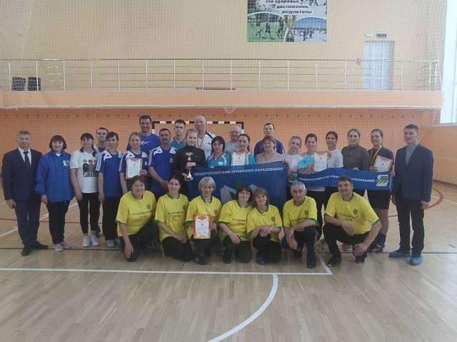 Прошли соревнования по волейболу среди работников образовательных учреждений Урмарского района