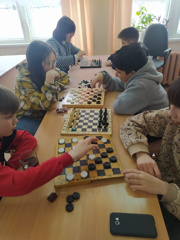 Учащиеся 6б класса с родителями собрались на шахматно-шашечный турнир
