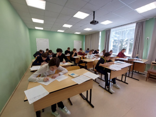 Девятиклассники проверяют свою готовность к основному государственному экзамену по русскому языку.