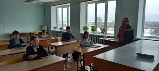 4 апреля уроки в школе начались с информационных пятиминуток «Любовь к России и Родине»