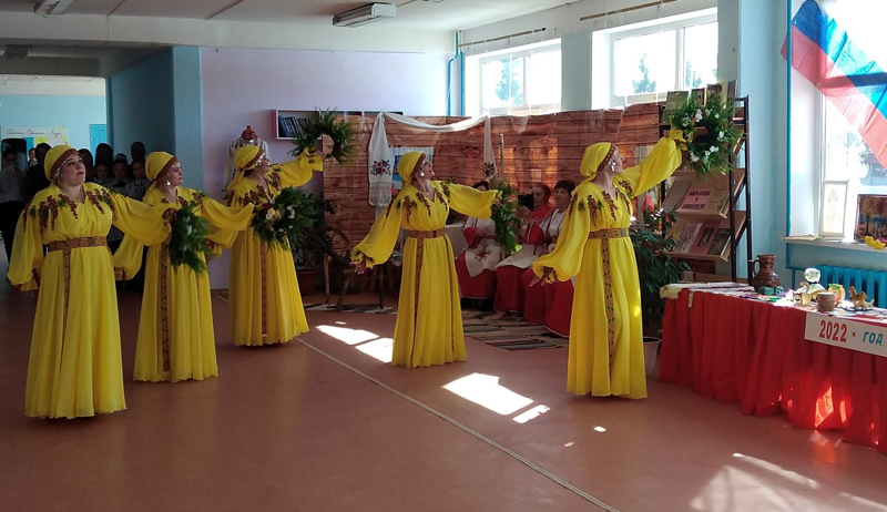 Сегодня в Алгашинской школе состоялось открытие Вернисажа выдающихся земляков Чувашии.