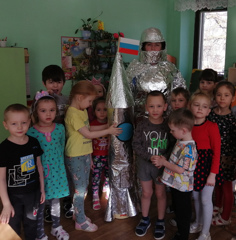 Беседа о космосе, показ презентаций "Детям о космосе" и "Гагарин - первый в космосе"
