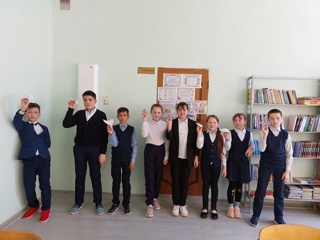 Пятиклассники приняли участие в конкурсе «Полет бумажного самолетика»