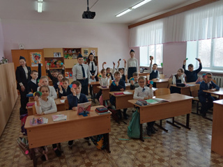 Увлекательная игра-викторина «А дети на свете играют в Гагарина…» среди учащихся 3 класса.