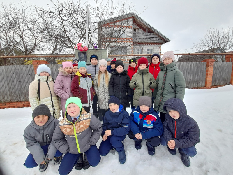 Возложение цветов к стелле А.Г. Николаеву