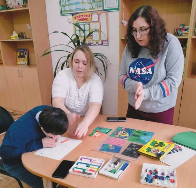 13.04.2022 г. на занятии по лепке в рамках проекта «Семейная творческая мастерская-студия для детей с ОВЗ и их родителей “ВеликоЛепное дело”»   лепили из пластилиновых жгутиков льва