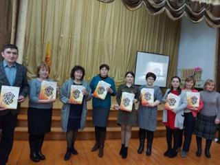 В торжественной обстановке директор школы Е.Н. Моряков передал учителям рабочие тетради