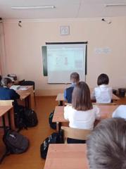 Обучающиеся 5б и 10 класса  школы №1 приняли участие в онлайн- уроке по финансовой грамотности