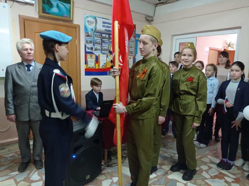 В торжественной обстановке копию Знамени Победы передали знаменной группе Персирланской ООШ