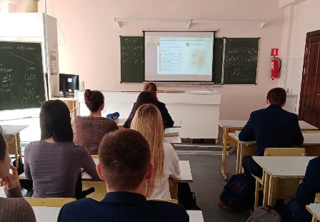 Выпускники посмотрели трансляцию брифинга, посвященного Неделе профориентации в вузах Чувашской республики.