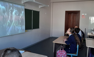 В 6Б классе прошел классный час, посвящённый Дню Космонавтики. Дети посмотрели документальный фильм «Звезда по имени Гагарин».