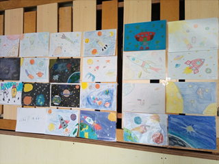 В День Космонавтики учащиеся младших классов "СОШ№3" г.Ядрина организовали выставку своих работ.